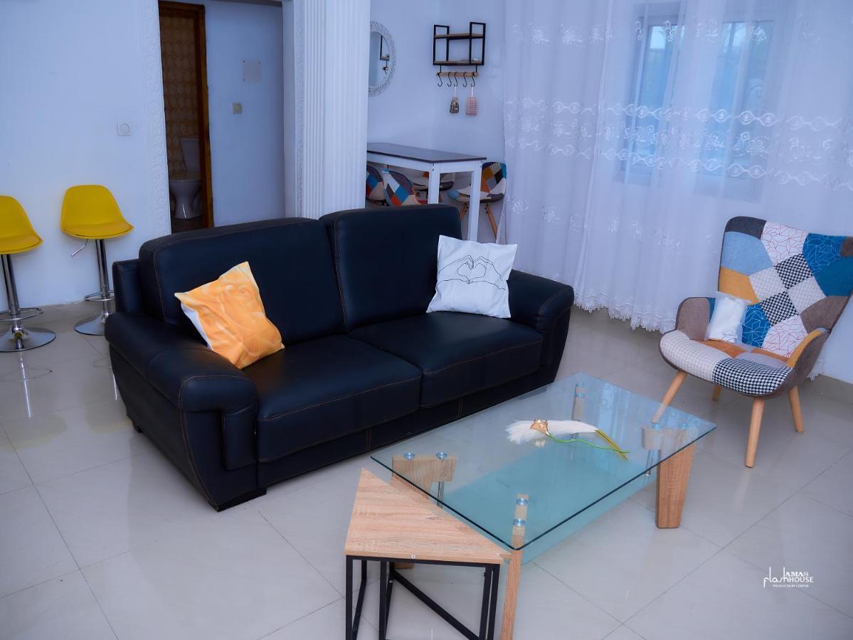 Naiveli-Palm Appartement Meuble Sobre Et Chic Douala Exterior foto